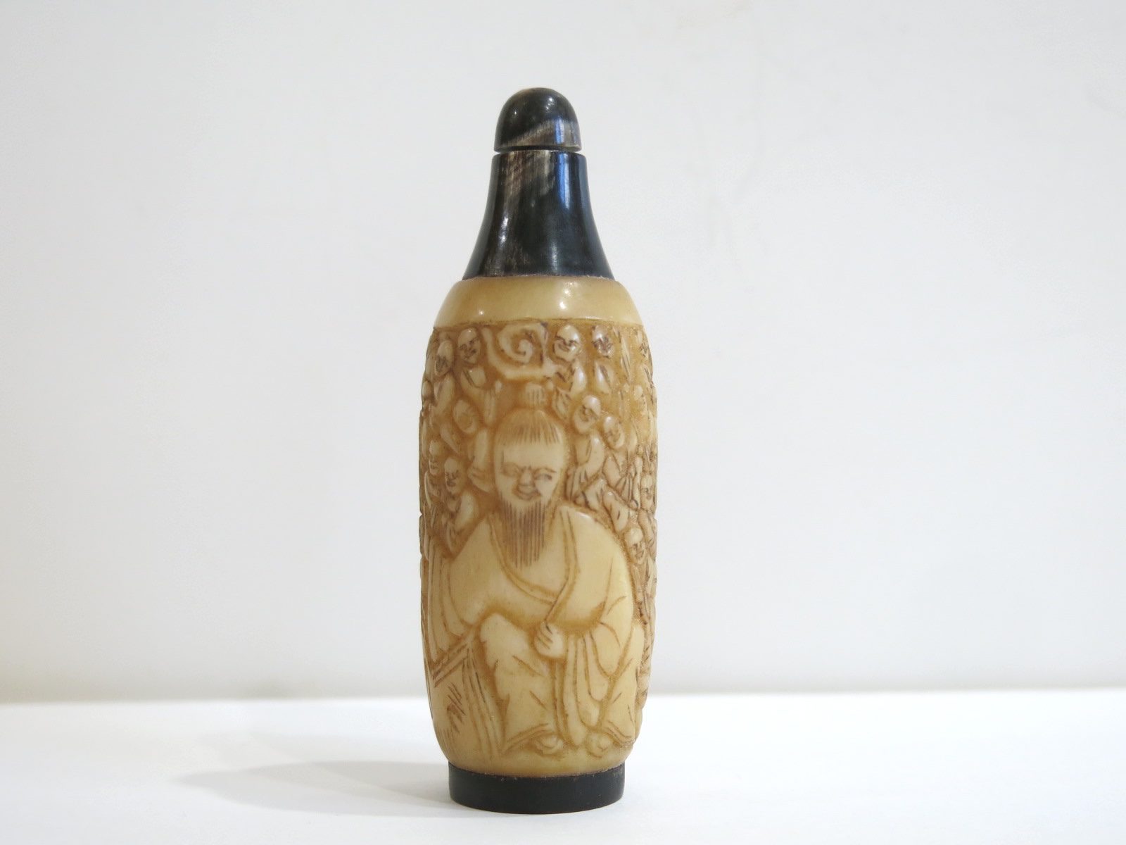 Chinese Snuff Bottle Carved Figures Wood Stopper